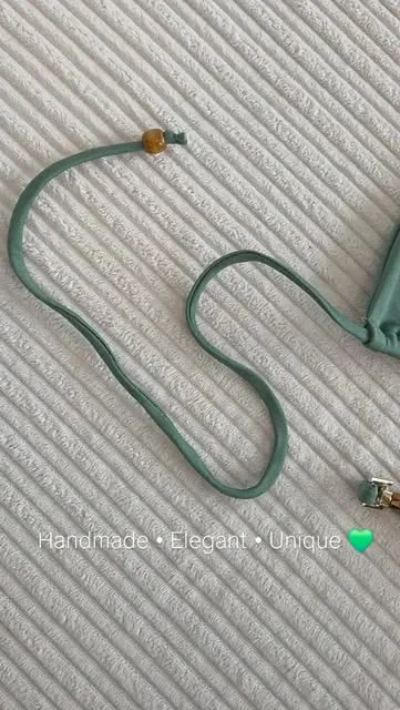 חבל בירוק מרווה שמסתיים בחרוז עץ: Handmade, Elegant, Unique