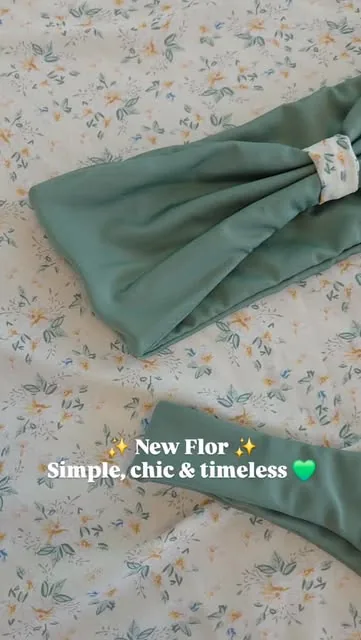 הבנדו של FLOR בירוק מרווה, מונח על בד פרחוני: New Flor, Simple, chic & timeless